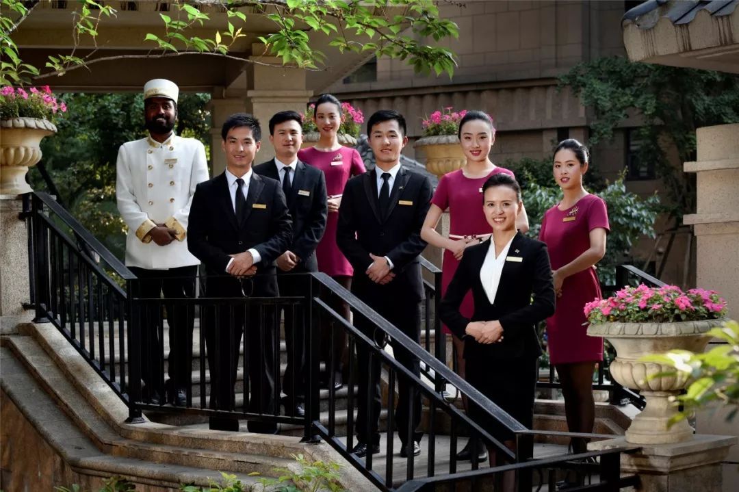 藍(lán)光進(jìn)化論 以“兩只手”卡位現(xiàn)代服務(wù)業(yè)，搶灘萬(wàn)億級(jí)物業(yè)管理藍(lán)海